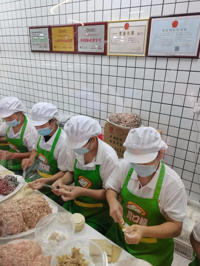 胃口福餃子云吞?hào)|方市場(chǎng)店開(kāi)業(yè)，數(shù)百市民排隊(duì)嘗鮮