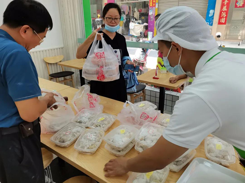 胃口福餃子云吞?hào)|方市場(chǎng)店開(kāi)業(yè)，數(shù)百市民排隊(duì)嘗鮮