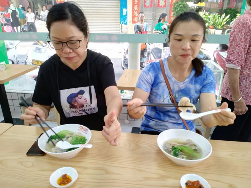 胃口福餃子云吞?hào)|方市場(chǎng)店開(kāi)業(yè)，數(shù)百市民排隊(duì)嘗鮮