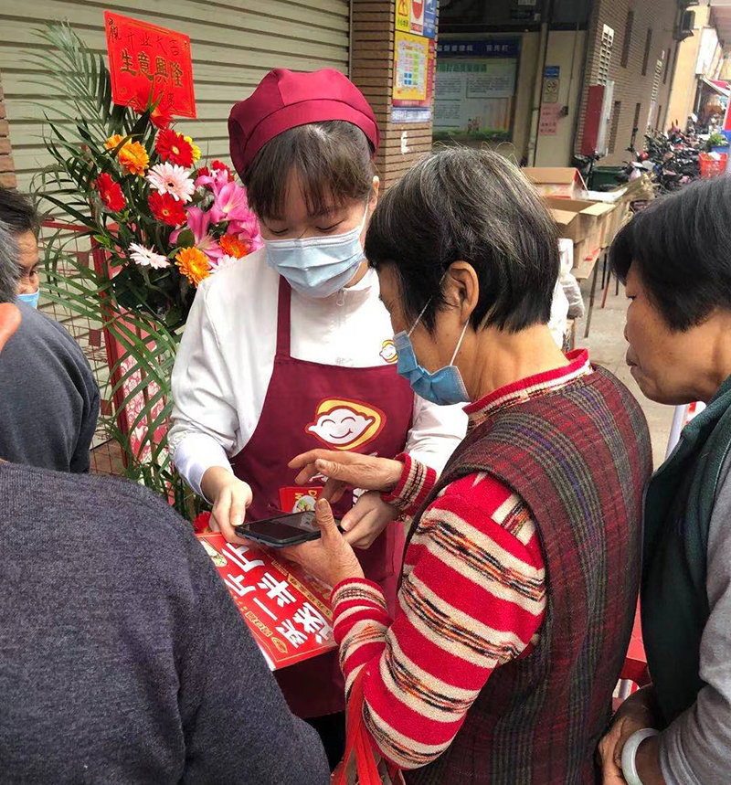 何老板萬萬沒想到，自己的餃子云吞店開業(yè)的第一天就門庭若市